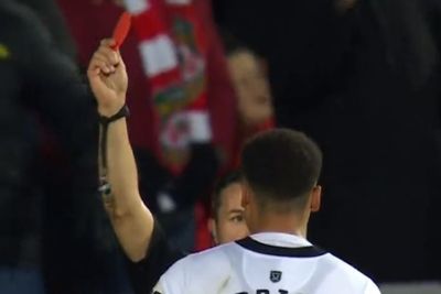 Viral! Wasit Beri Kartu Merah Berbentuk Bulat Bikin Geger Para Fans, Kenapa Ya?