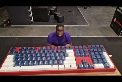 YouTuber Glarses Habiskan Rp224 Juta Bikin Keyboard Terbesar di Dunia!