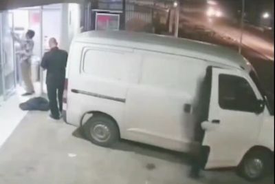 Viral Detik-detik Pencuri Bawa Kabur Mobil Berisi Uang Rp4,8 Miliar