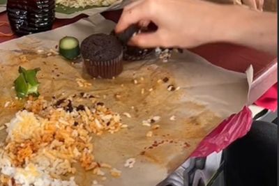 Pria Ini Makan Nasi Bungkus Pakai Lauk Muffin Cokelat, Netizen Nangis: Kirain Rendang