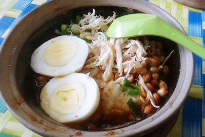 Sedapnya Bubur Bakar yang Terkenal di Tegal, Pakai Wadah Unik Sehari Laku Ratusan Porsi