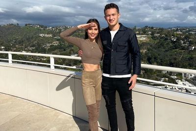 Pamer Pose Mesra dengan Arya Vasco di Los Angeles, Komentar Ibu Cinta Laura Jadi Sorotan!