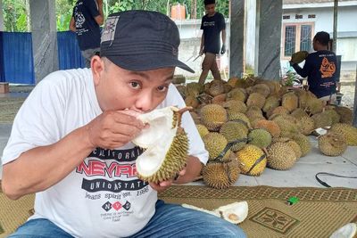 Wuih! Cuma Bayar Rp100 Ribu Bisa Makan Durian Sepuasnya, Bisa Cobain Durian Hitam Juga