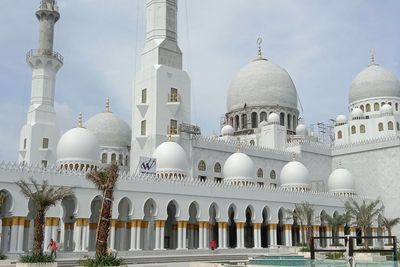 Duh! Belum Digunakan, Kubah Masjid Raya Sheikh Zayed Malah Rusak Kena Hujan Angin
