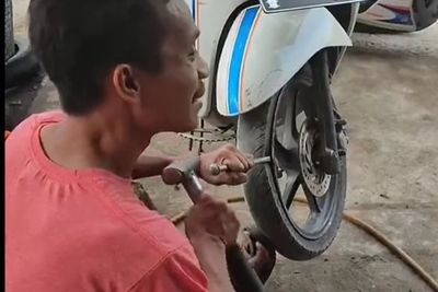 Bukan Ditambal, Tukang Ban Ini Malah Memahat Velg Ban Motor Konsumennya