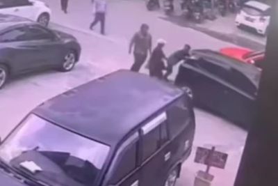 Heboh! Anak Anggota DPRD Wajo Hajar Juru Parkir, Aksinya Terekam CCTV dan Viral