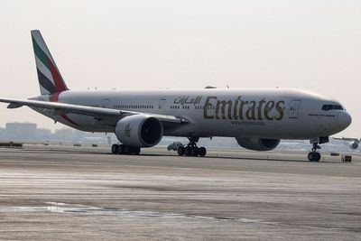Sudah 13 Jam Mengudara, Maskapai Emirates Malah Disuruh Putar Balik karena Banjir