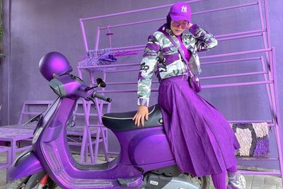 Wanita Ini Pakai Outfit Serba Ungu, dari Kacamata Sampai Lipstik! Begini Penampakannya
