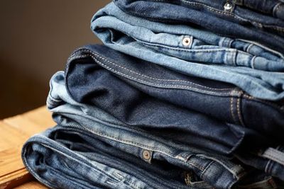 5 Kesalahan yang Bikin Jeans Kesayangan Kamu Cepat Rusak, Apa Saja?