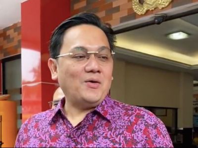 Ngakak! Farhat Abbas Nyanyi No Comment Sindir Bunda Corla, Warganet: Diam-diam Penggemar