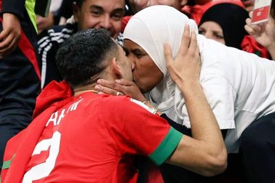 Berbakti kepada Orang Tua, Achraf Hakimi Umrah Bareng Ibunda Usai Ukir Sejarah