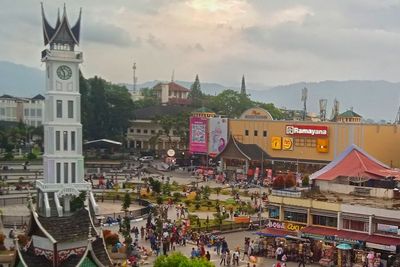 Atap Pasar Ini Spot Terbaik Menikmati Indahnya Jam Gadang dari Ketinggian, Sudah Tau?