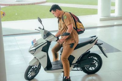 Bobby Nasution Nggak Naik Mobil ke Kantor, Pilih Tunggangi Kereta