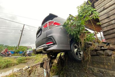 Sisa-sisa Parahnya Banjir Parepare, Mobil Bergelimpangan Tersangkut Sampah