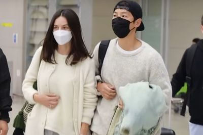 Sudah Resmi Menikah, Kapan Resepsi Pernikahan Song Joong Ki-Katy Louise Saunders?