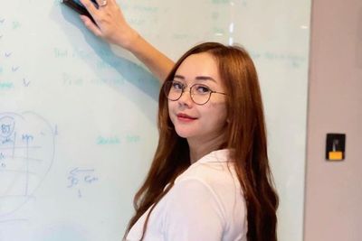 Potret Aura Kasih Cosplay Jadi Guru, Netizen Langsung Pengen Balik Sekolah Lagi!
