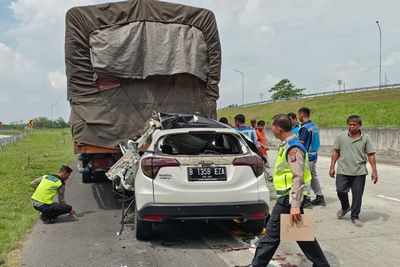 Honda HRV Seruduk Truk, Kecelakaan Maut Jalur Tol Lubuk Pakam KM.47 Telan 2 Korban Jiwa