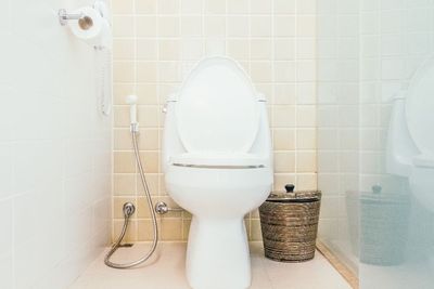 Punya Kebiasaan Flush Toilet Tanpa Ditutup? Ini Fakta Mengejutkan yang Harus Kamu Tahu