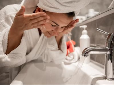 Kulit Wajah Terasa Perih Habis Cuci Muka? Ini Penyebabnya