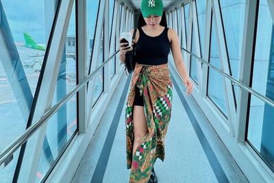 Intip Potret Kece Yura Yunita Pakai Kain Batik dan Tank Top di Bandara, Bisa Ditiru Nih!