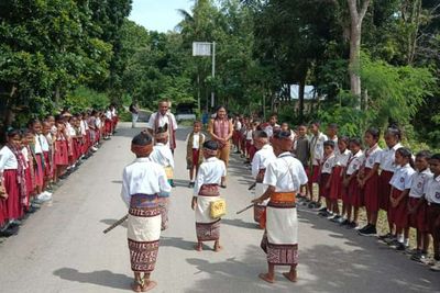 Bak Pahlawan! Pagar Betis 1 Km Sambut Kedatangan Nono Bocah Jenius NTT di Kampung Halaman