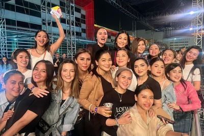 Momen Titi Kamal Nostalgia di Konser Sheila on 7 Bareng Circle Cewek-cewek Cantik