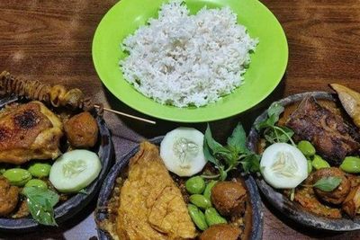 Penyetan Bang Ali: Rekomendasi Kuliner Pedas di Surabaya, Warungnya Gak Pernah Tutup!