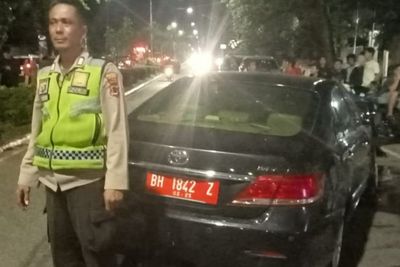 Mobil Dinas DPRD Jambi Kecelakaan Tunggal, Ada Wanita Tanpa Busana Keluar dari Dalam!