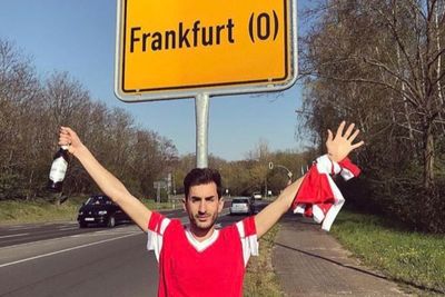 Bikin Ngakak! Fans Ini Salah Negara saat Mau Nonton Pertandingan Sepak Bola