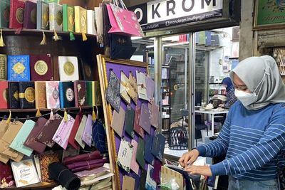 Berburu Undangan Pernikahan Murah di Kolong Pasar Tebet, Kaesang-Erina Pesan di Sini?