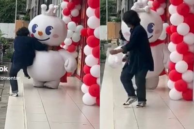 Detik-detik Maskot Mixue Dijegal sampe Susah Berdiri, Gemes Geal-geol pas Balik Ngejar