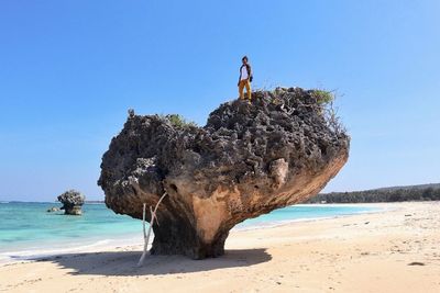 Pantai Oesosole: Surga Alam di NTT, Punya Spot Foto Menarik Bentuknya Mirip Ekor Paus