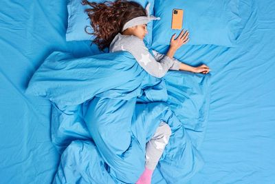 Benarkah Tidur di Samping Ponsel Tingkatkan Risiko Kanker?