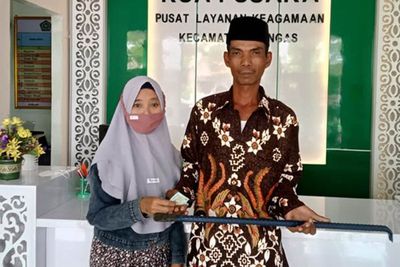 Anti Mainstream! Pria Ini Beri Mas Kawin Linggis untuk Istrinya, Berharap Pernikahan Kokoh