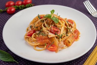 Gak Perlu Jauh-jauh ke Restoran, Cobain Resep Pasta Bawang Putih Tomat di Rumah