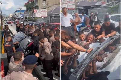 Mobil Wanita Cantik Masuk Parit, Puluhan Brimob Datang Membantu Keluarkan Kendaraan