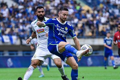 Menang dari PSS, Persib Bandung Kembali ke Puncak Klasemen Liga 1 Gusur Persija!