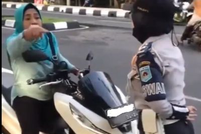 Bikin Greget! Emak-emak Lawan Arah, saat Ditegur Petugas Dishub Malah Ngamuk