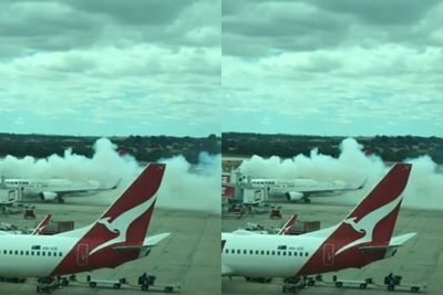 Bikin Panik! Lagi Parkir di Bandara Melbourne Pesawat Qantas Dikelilingi Asap
