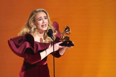 Adele Tak Kuasa Menahan Tangis usai Raih Best Pop Solo Performance di Grammy