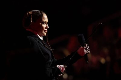 Wajahnya Bikin Pangling di Grammy 2023, Madonna Dicibir Netizen: Kayak Vampir 2.700 Tahun