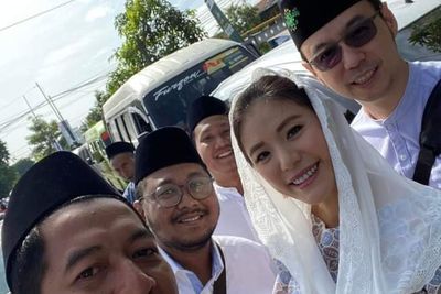 Cantiknya Olga Lydia Berkerudung Hadir Bareng Suami Saat Acara Satu Abad NU di Sidoarjo