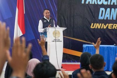 Beri Kuliah kepada Mahasiswa FIKK Unesa, Menpora RI Bahas Penerapan DBON Bidang Pendidikan