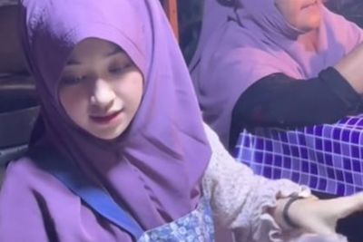Viral Penjual Lamang Cantik Gayanya Mirip Ukhti-ukhti, Netizen: Pengin Bawa Pulang Mbaknya