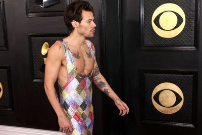 Intip Penampilan Harry Styles Pakai Jumpsuit Pelangi di Grammy Awards 2023