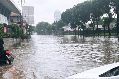 Jakarta Diguyur Hujan, Ruas Jalan TB Simatupang Jaksel Digenang Banjir!