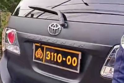 Viral Fortuner Berpelat Polisi Terobos Lampu Merah dan Tabrak Pemotor di Jaktim
