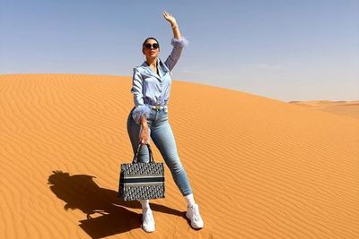 Gaya Tertutup Georgina di Arab, Pakai Skinny Jeans dan Kemeja Lengan Panjang