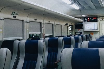 Bepergian Jarak Jauh, Pilih Naik Mobil Travel, Bus Atau Kereta?