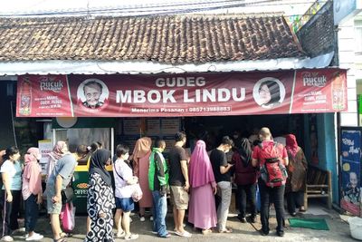 Cuma Jual Gudeg Antrean di Warung Ini Sampai ke Jalan Raya, Penasaran Mencoba?